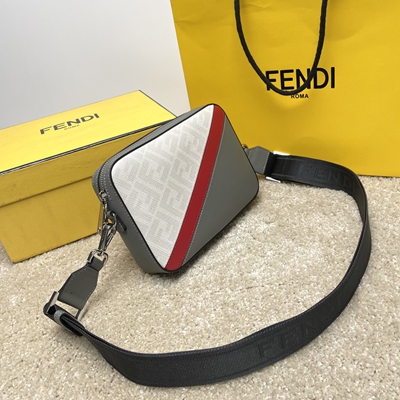 フェンディバッグ側面デザイン
